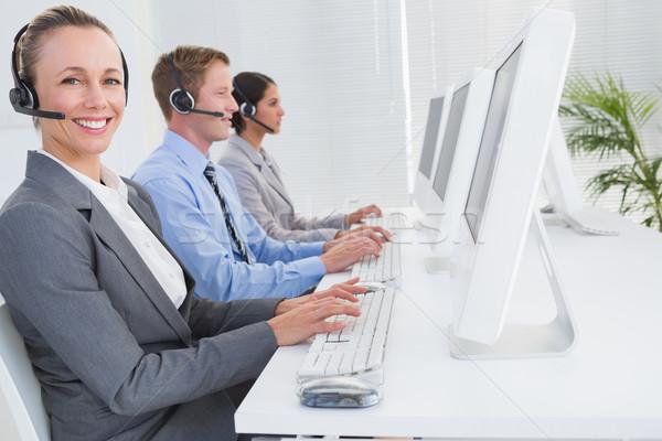 商业照片: 业务团队 · 工作的 · 电脑 · 呼叫中心 · 女子